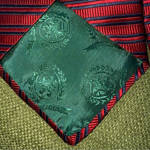Tommy Hilfiger Vintage Men's Neck Tie Red and Navy Stripe with Emblem 100% Silk - Picture 6 of 8